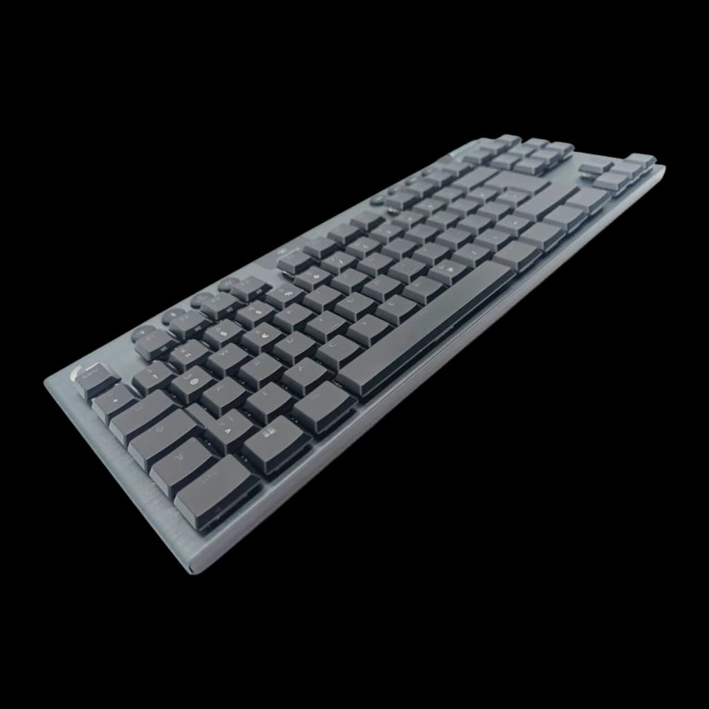 Logitech Teclado G915 TKL Sem Fio Preto, vista em perspectiva: design compacto TKL, teclas low-profile e chassi metálico