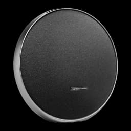 Harman Kardon Onyx Studio 9 negro, vista frontal en ángulo: rejilla de tela negra, marco plateado y logo harman/kardon