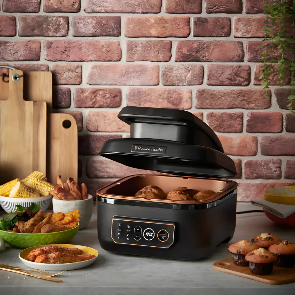 Russell Hobbs SatisFry Air & Grill 26520-56 5,5 L noir, vue avant en angle: panneau digital 230°C et liseré cuivre - Ítem4