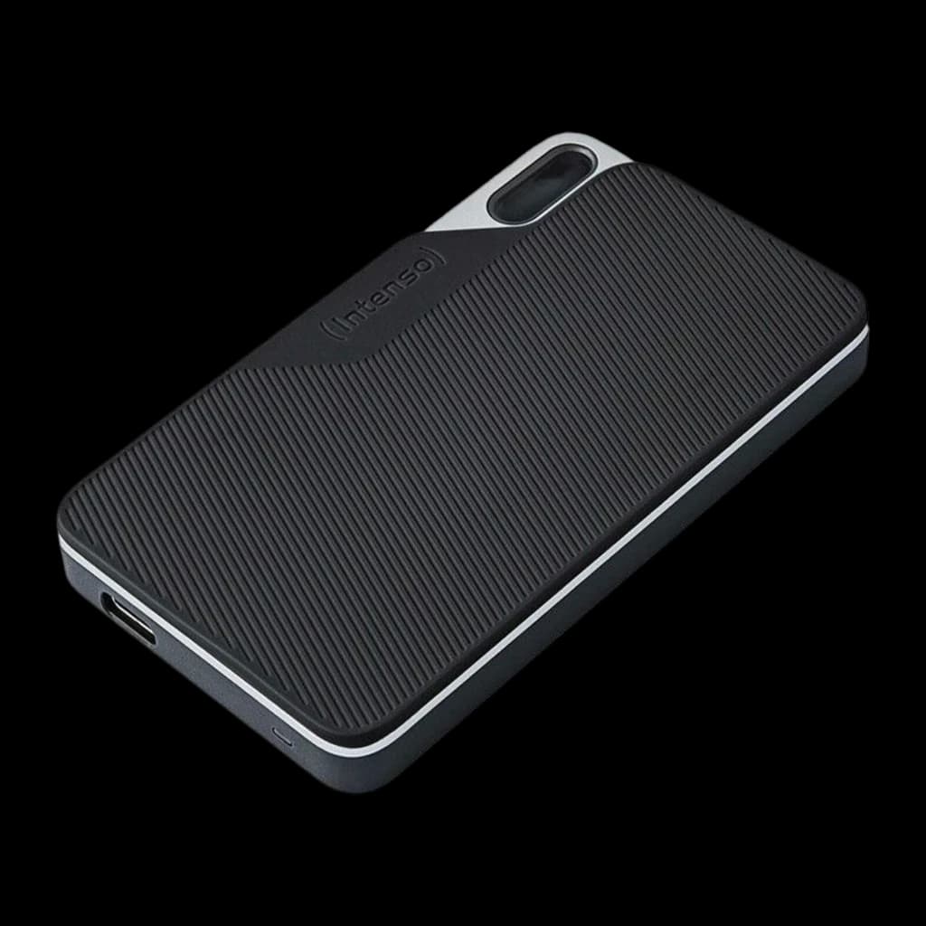Intenso SSD Portable TX100 1TB noir, vue avant en angle: texture striée, logo et port USB-C latéral visible