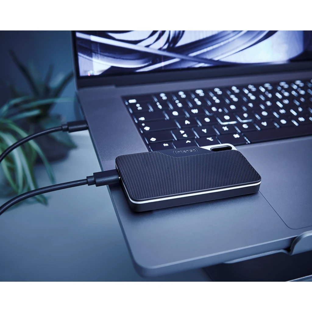 Intenso SSD Portátil TX100 1TB preto, vista frontal em ângulo: textura estriada, logo e porta USB-C lateral visível - Item2