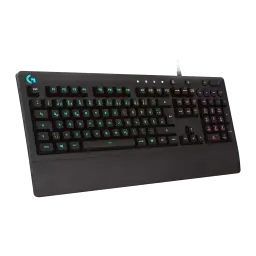 Logitech Teclado G213 Prodigy Gaming Negro, vista frontal en ángulo: retroiluminación RGB bicolor, reposamuñecas integrado y