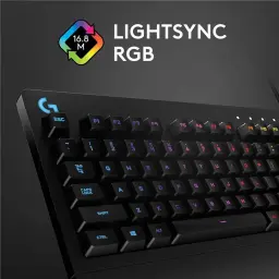 Logitech Teclado G213 Prodigy Gaming Negro, vista en ángulo: retroiluminación RGB multicolor en teclas y logo G azul