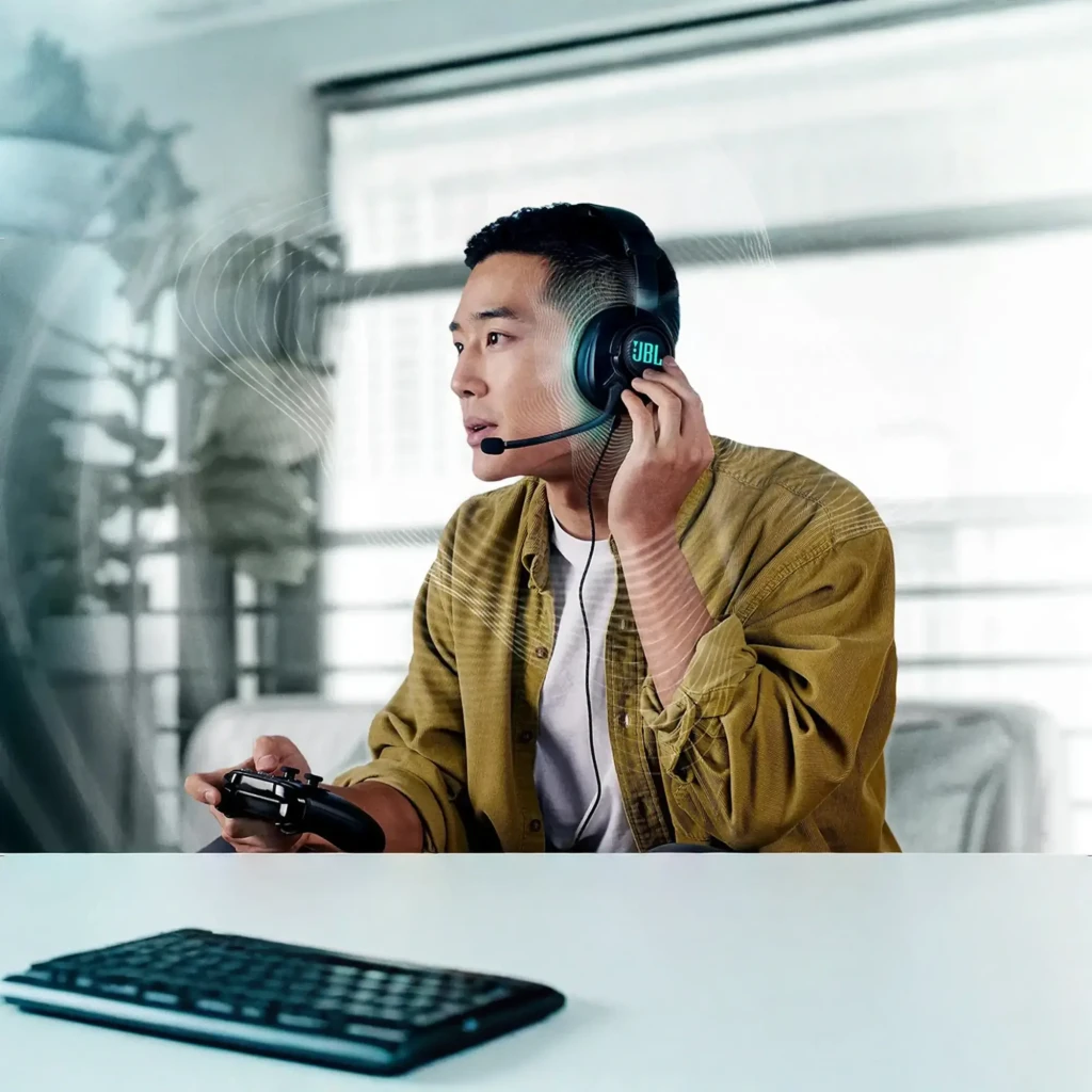 JBL Quantum 400 Noir, vue latérale: logo JBL rétroéclairé en bleu, microphone boom et coussinets over-ear - Ítem7
