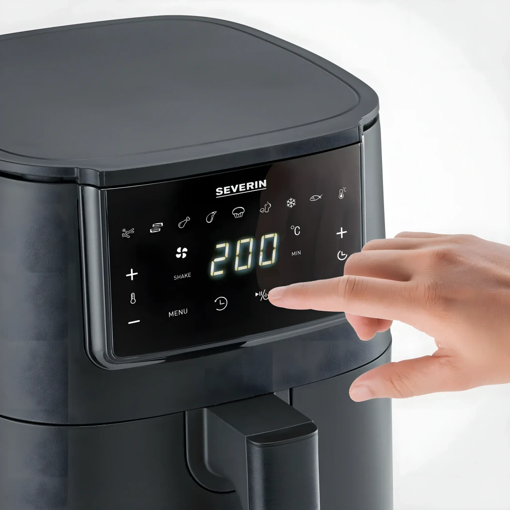 Severin Airfryer 4l FR 2461 negro, vista frontal en ángulo: panel táctil digital con temperatura 175°C y cajón cerrado - Ítem3