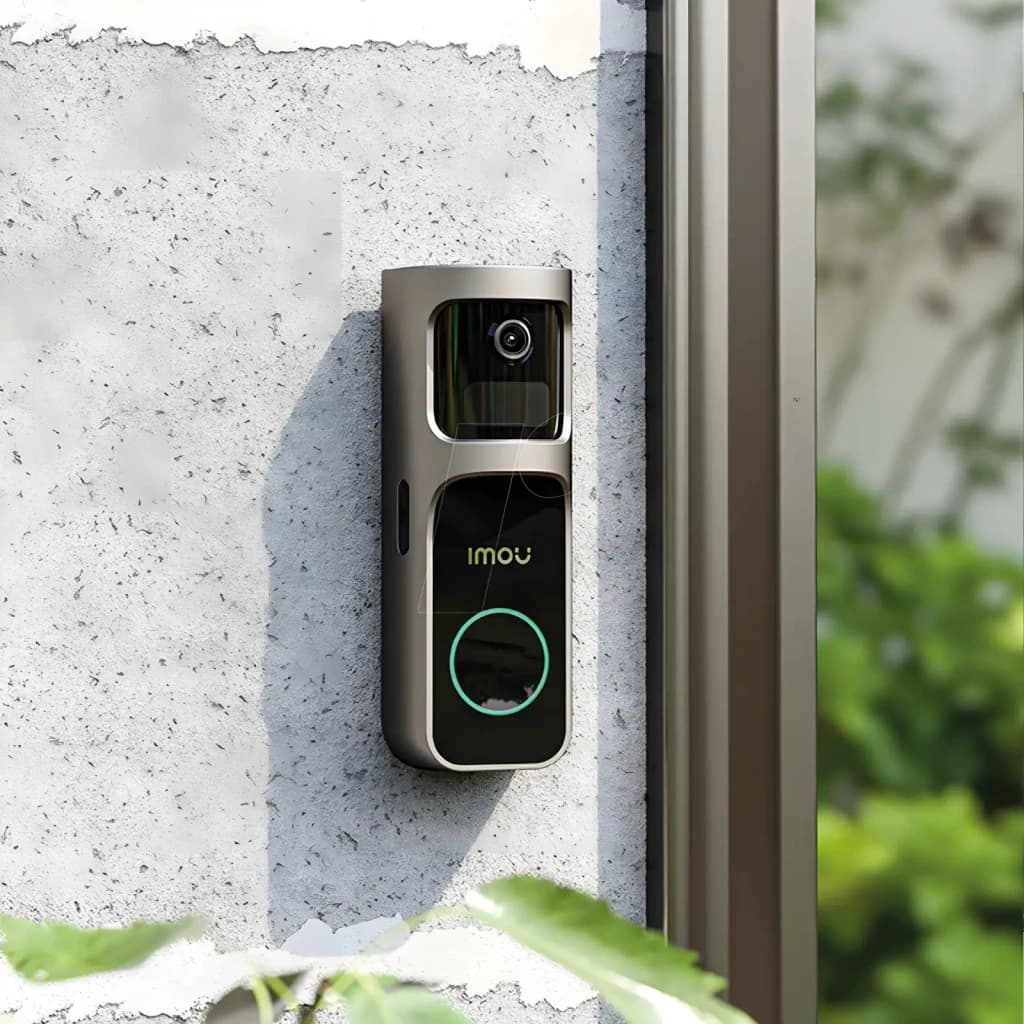 Imou 2S Video Doorbell Kit 512GB Noir, vue avant: installé sur mur en béton près de la porte, objectif caméra et bouton à