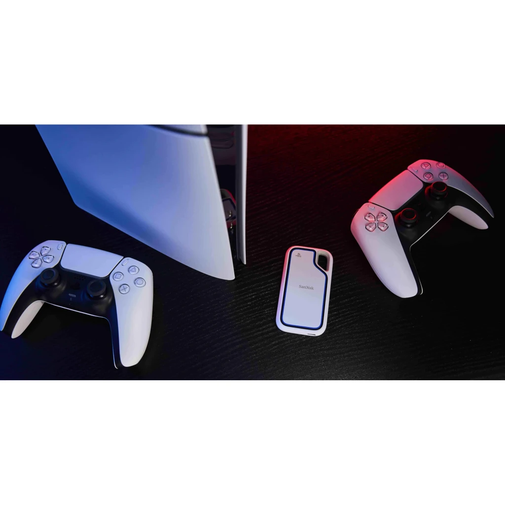 SanDisk Extreme Portable SSD IP55 1TB, scène gaming: disque aux côtés d'une PS5 et deux manettes DualSense sur surface sombre