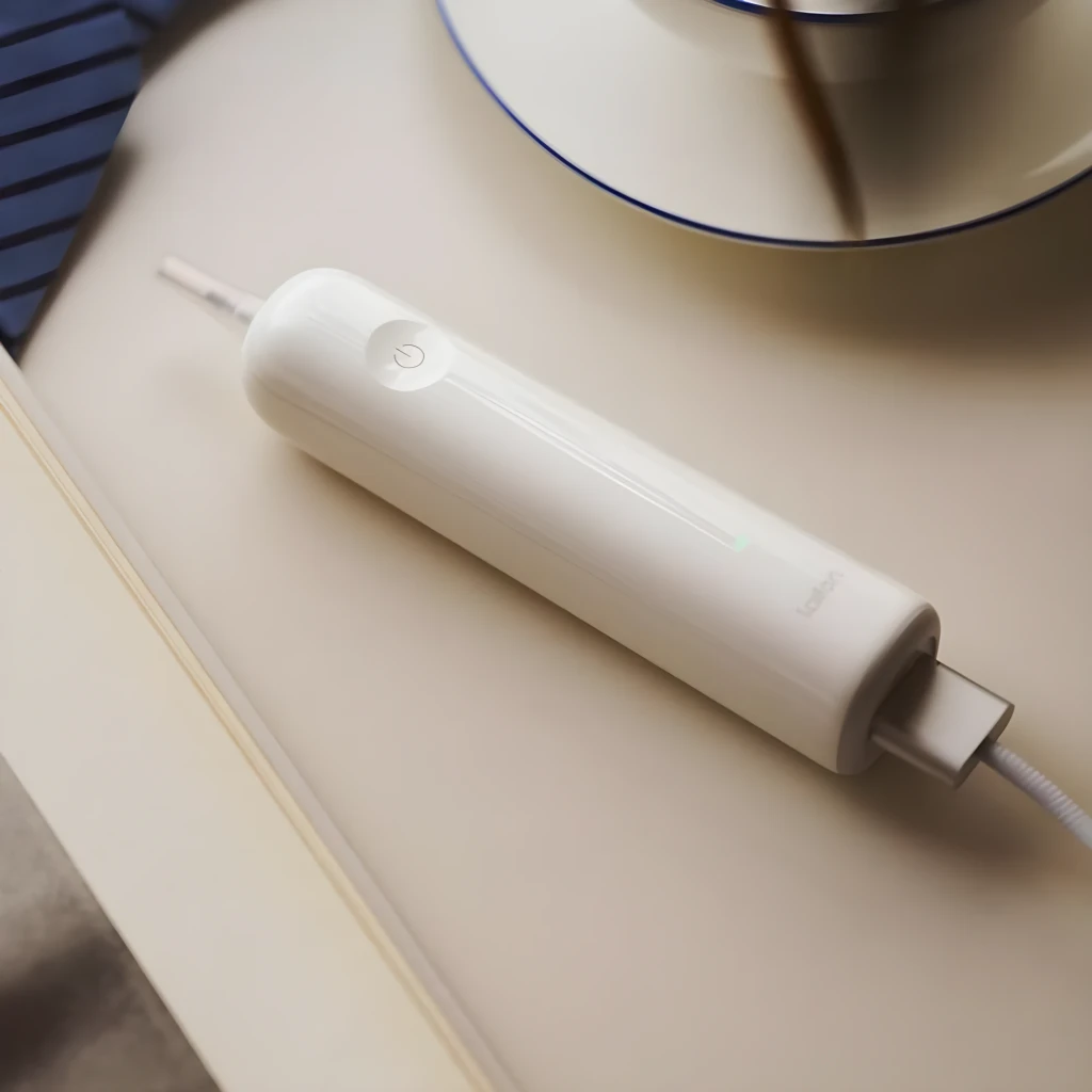 Laifen Wave ABS Branco, vista frontal: escova elétrica branca completa, botão de energia e luz LED verde - Item4