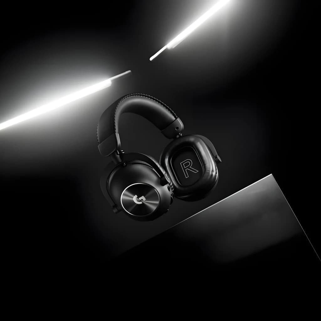Logitech Auriculares G Pro X 2 Preto, vista lateral: auricular flutuando sobre superfície escura com luz dramática, logo G e