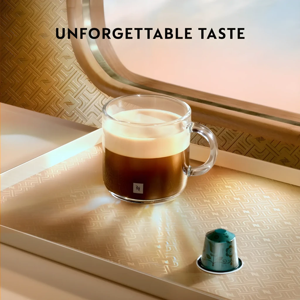 Krups Nespresso Essenza Mini preto, vista lateral: máquina compacta com chávena de espresso na bandeja e grelha frontal - Item2