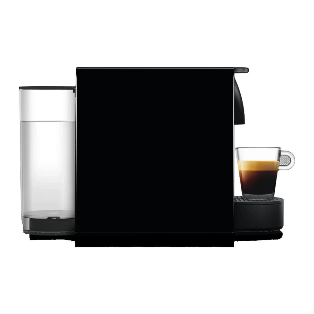 Krups Nespresso Essenza Mini preto, vista lateral: máquina compacta com chávena de espresso na bandeja e grelha frontal - Item3