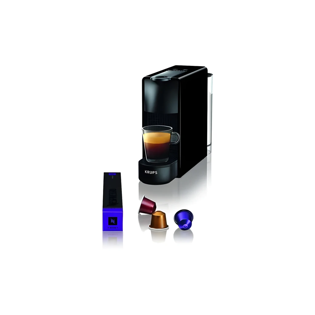 Krups Nespresso Essenza Mini preto, vista lateral: máquina compacta com chávena de espresso na bandeja e grelha frontal - Item5