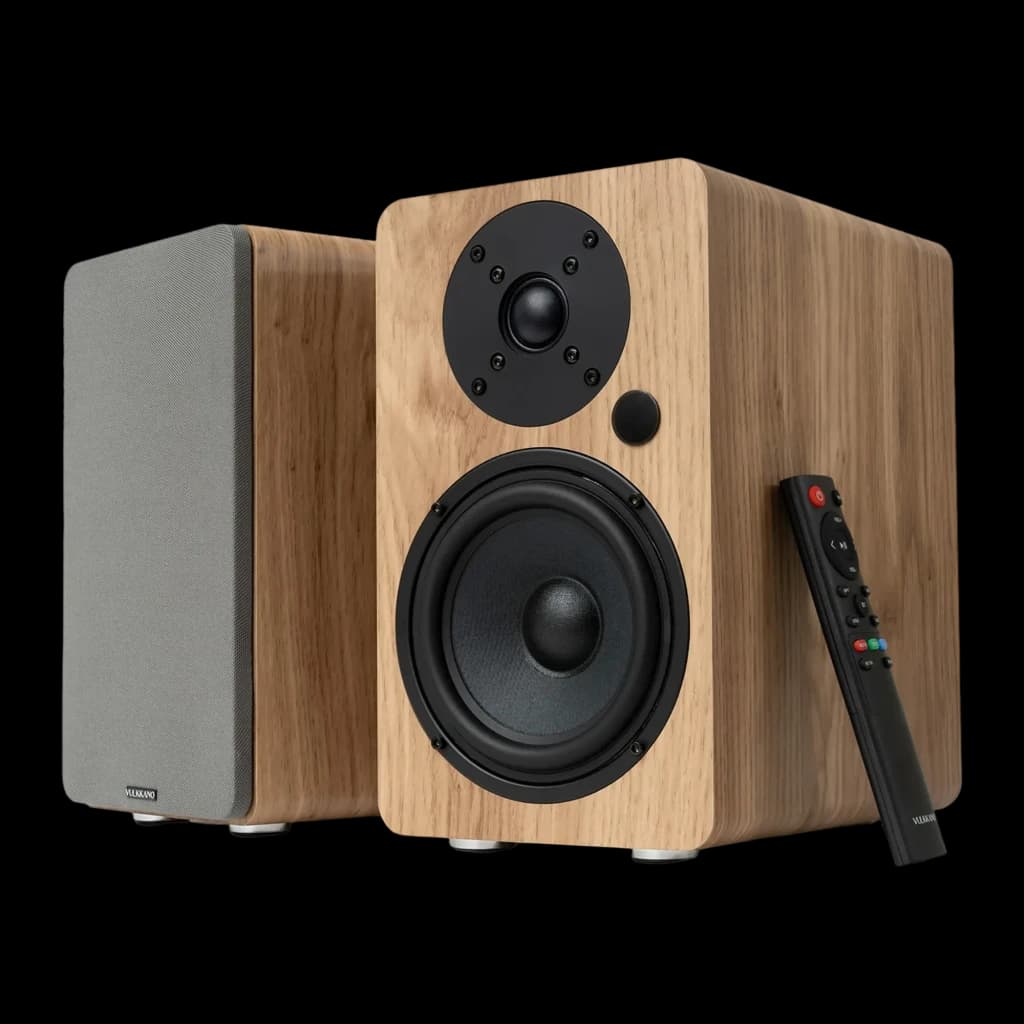 Vulkkano A5 ARC MKII Marron, vue de face 3/4: enceinte active bois avec tweeter, woofer et télécommande