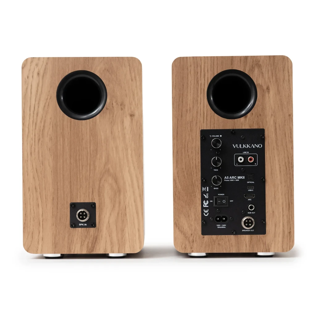 Vulkkano A5 ARC MKII Marrón, vista frontal 3/4: altavoz activo madera con tweeter, woofer y mando a distancia - Ítem1