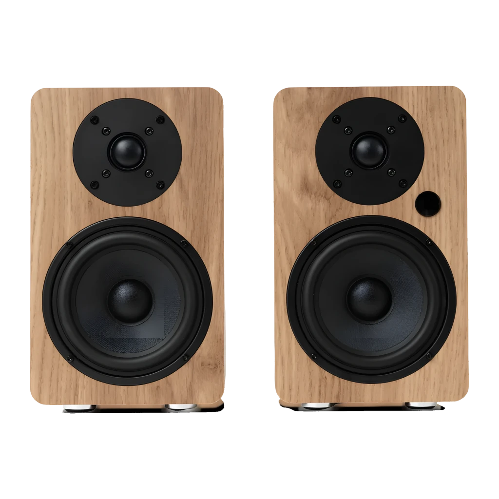 Vulkkano A5 ARC MKII Marrón, vista frontal 3/4: altavoz activo madera con tweeter, woofer y mando a distancia - Ítem5