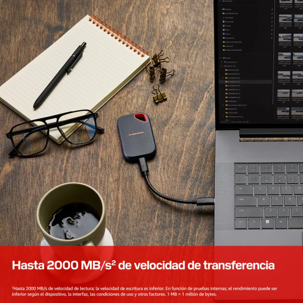 SanDisk Extreme Portable V3 SSD 2TB azul, vista frontal: superfície texturizada com logótipo vermelho e alça vermelha - Item1