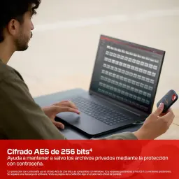 SanDisk Extreme Portable V3 IP65 2TB preto, uso: homem segura o SSD diante de laptop com fotos, criptografia AES 256 bits