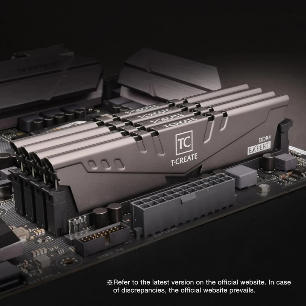 Team Group T-Create Expert 32GB DDR4 3200 Preto, vista instalada: dois módulos em placa-mãe com dissipador cinza e logo TC