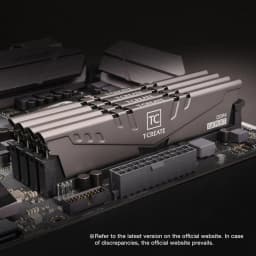Team Group T-Create Expert 32GB DDR4 3200 Preto, vista instalada: dois módulos em placa-mãe com dissipador cinza e logo TC