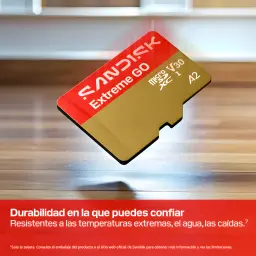 SanDisk Carte MicroSD Extreme 128GB Rouge Or, vue lifestyle: carte flottant au-dessus d'une surface en bois avec texte de