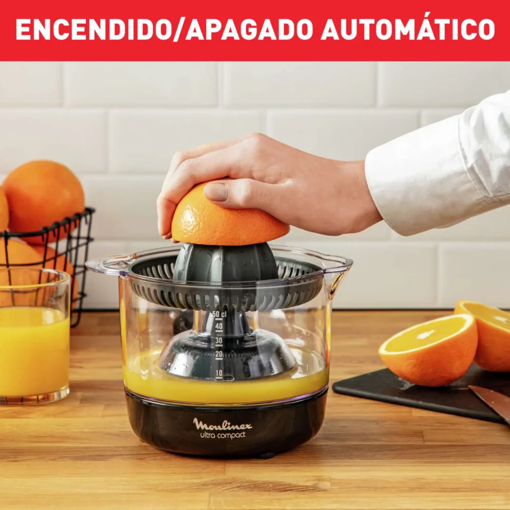 Moulinex PC1208 Ultra Compact preto, vista frontal: espremedor com cone, depósito transparente e logótipo em fundo escuro - Item6