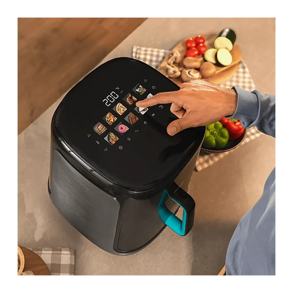 Cecotec Cecofry&Grill Smokin'Prime 6500 6,5L Noir, vue dessus: main sur panneau tactile 10 menus dans cuisine