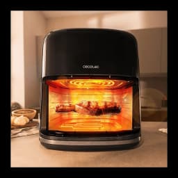 Cecotec Cecofry&Grill Smokin'Prime 6500 6,5L negro, vista frontal en cocina: interior iluminado con carne a la parrilla