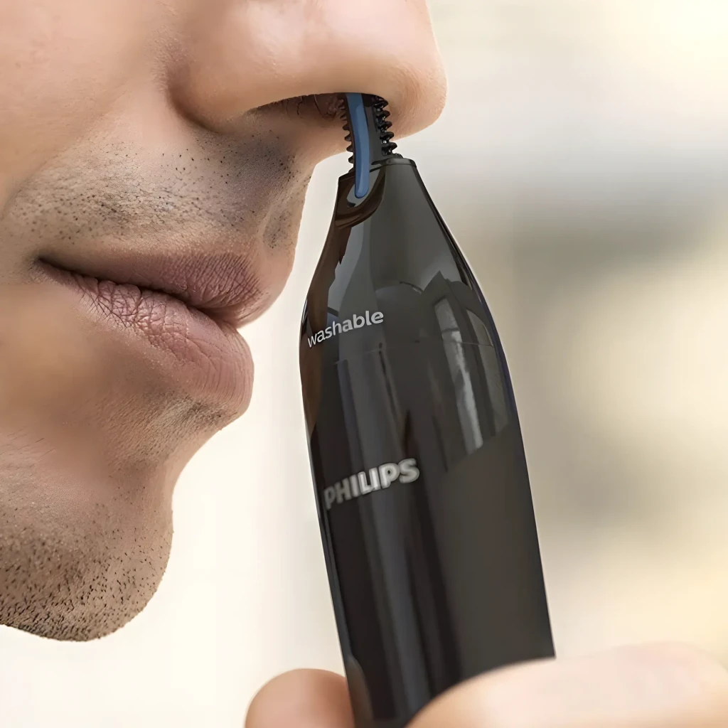 Philips Norelco Nosetrimmer NT1650/16 preto, vista frontal: corpo alongado preto, cabeçote azul e texto washable visível - Item3