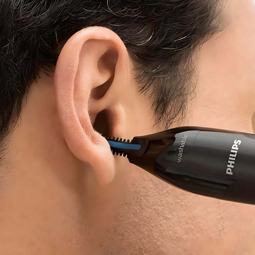 Philips Norelco Nosetrimmer NT1650/16 preto, vista frontal: corpo alongado preto, cabeçote azul e texto washable visível - Item4