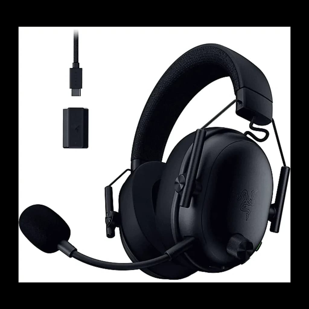 Razer BlackShark V3 Negro, vista lateral con accesorios: auriculares con micrófono flexible, dongle USB y cable incluidos