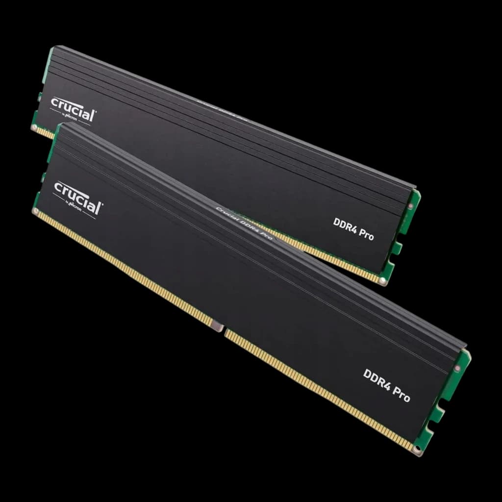 Crucial Pro DDR4-3200 32GB Kit negro, vista lateral en ángulo: dos módulos mostrando el perfil acanalado del disipador y