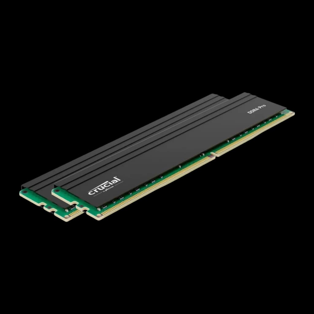 Crucial Pro DDR4-3200 32GB Kit negro, vista inferior en ángulo: un módulo solo mostrando conector DDR4 dorado y PCB verde