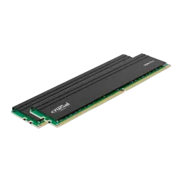 Crucial Pro DDR4-3200 32GB Kit negro, vista inferior en ángulo: un módulo solo mostrando conector DDR4 dorado y PCB verde