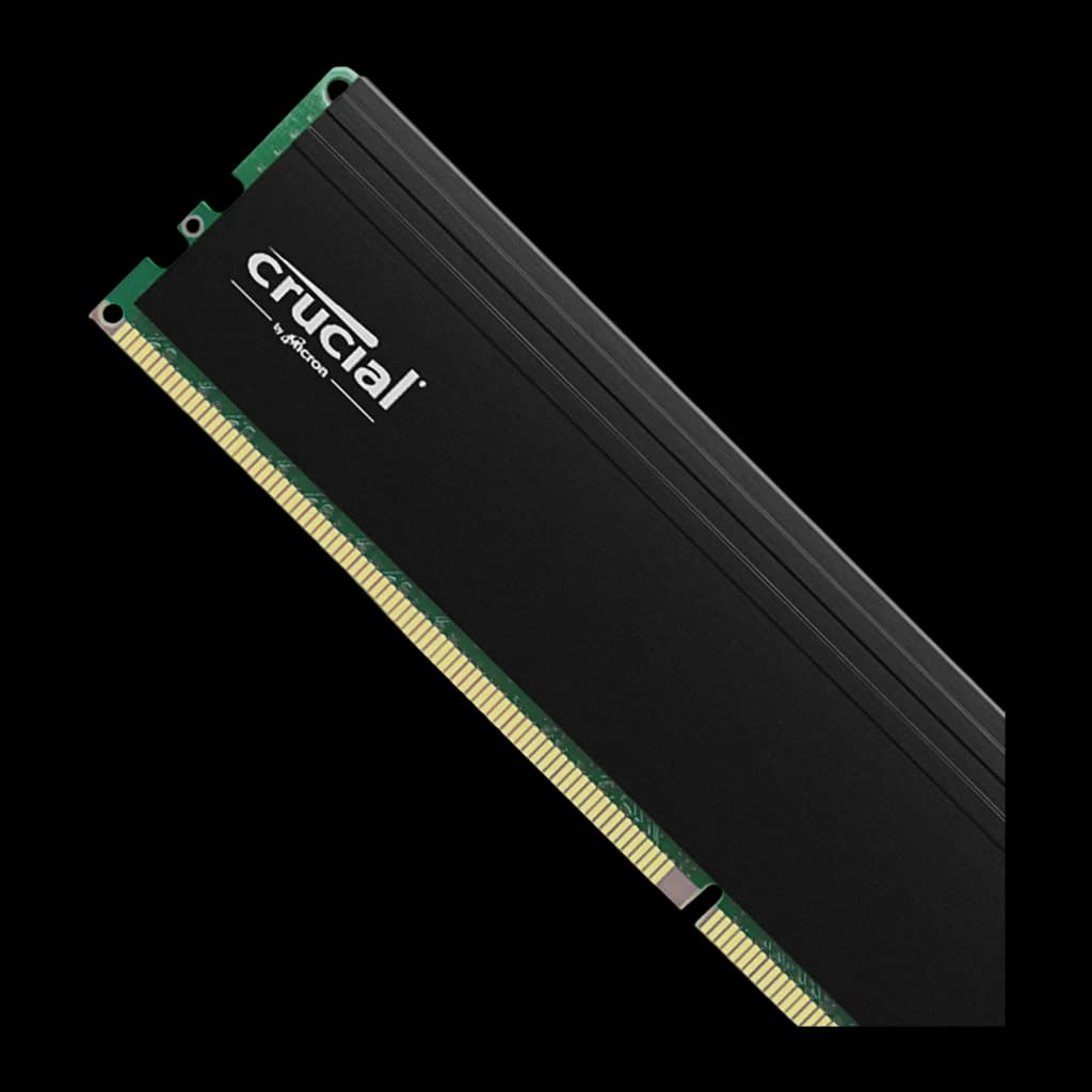 Crucial Pro DDR4-3200 32GB Kit negro, primer plano diagonal: logo Crucial en disipador negro y pines dorados del conector