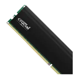 Crucial Pro DDR4-3200 32GB Kit negro, primer plano diagonal: logo Crucial en disipador negro y pines dorados del conector