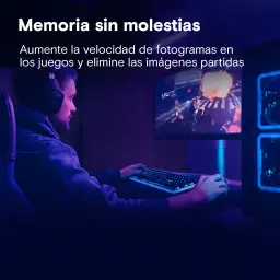 Crucial Pro DDR4-3200 32GB Kit negro, uso gaming: gamer con auriculares frente a monitor en setup con luz azul