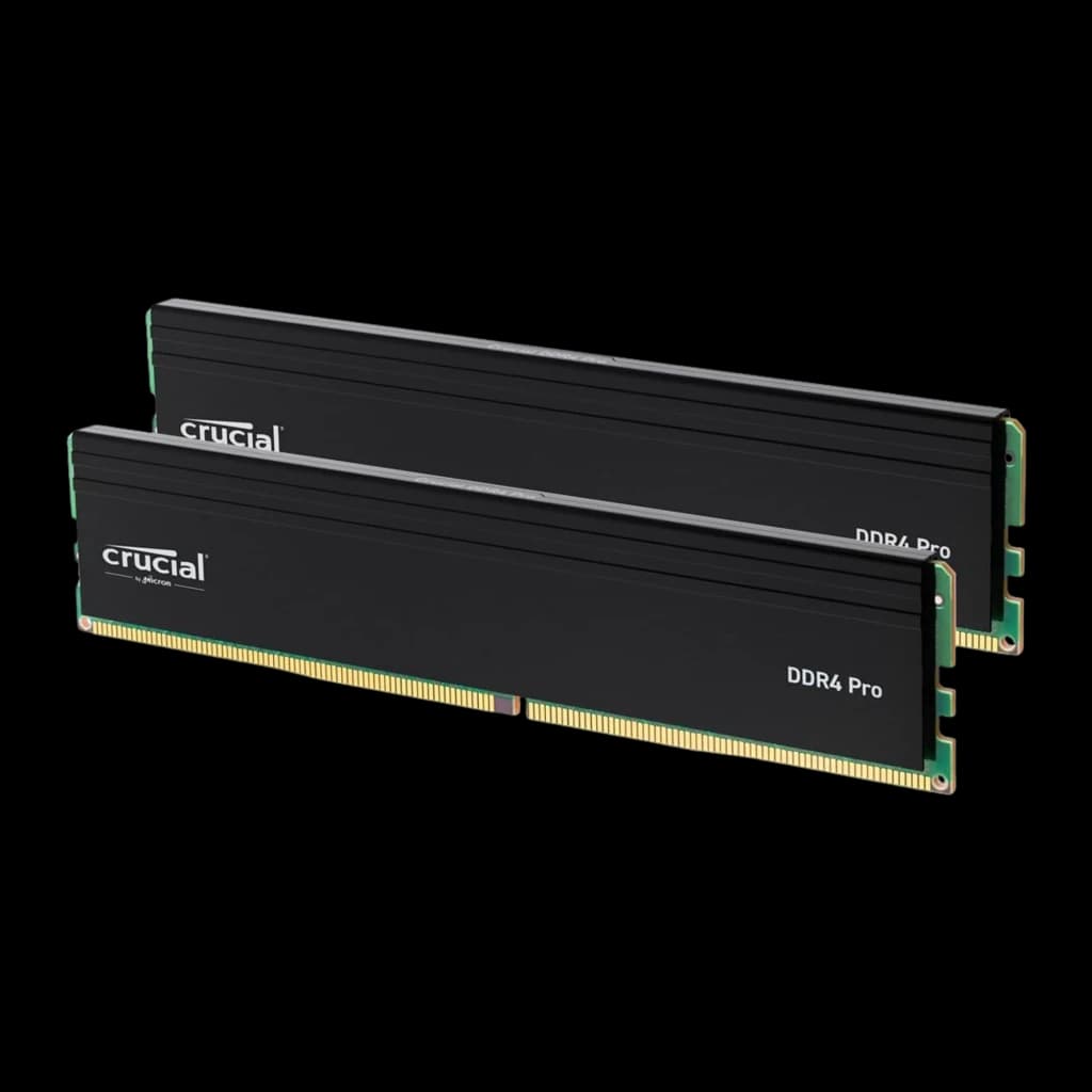 Crucial Pro DDR4-3200 32GB Kit negro, vista frontal en ángulo: dos módulos RAM con disipador negro estriado y conector dorado