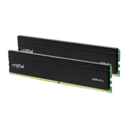 Crucial Pro DDR4-3200 32GB Kit negro, vista frontal en ángulo: dos módulos RAM con disipador negro estriado y conector dorado