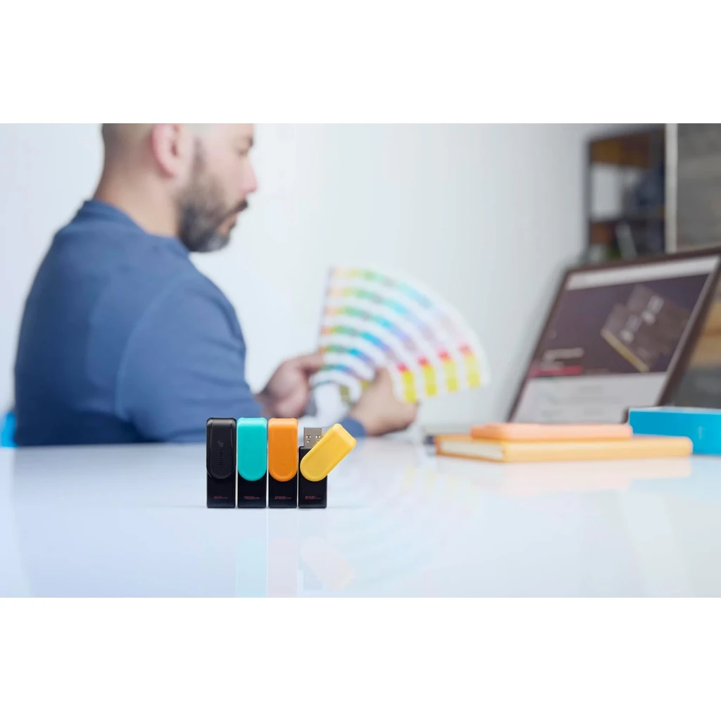Kingston DataTraveler Exodia S 64GB noir, vue de face: corps noir avec logo Kingston et capacité 64GB en rose - Ítem2