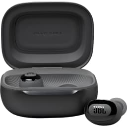 JBL Live Buds 3 Negro, estuche abierto: interior con ranuras, logo grabado y un auricular negro con logo JBL visible