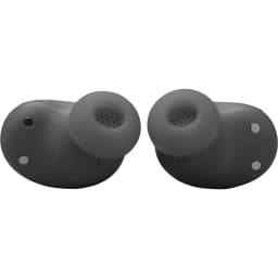 JBL Live Buds 3 Negro, vista frontal: ambos auriculares con almohadillas de silicona y contactos de carga visibles