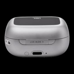 JBL Live Buds 3 Plateado, vista inferior trasera: estuche cerrado con puerto USB-C, botón de emparejamiento y etiqueta Live
