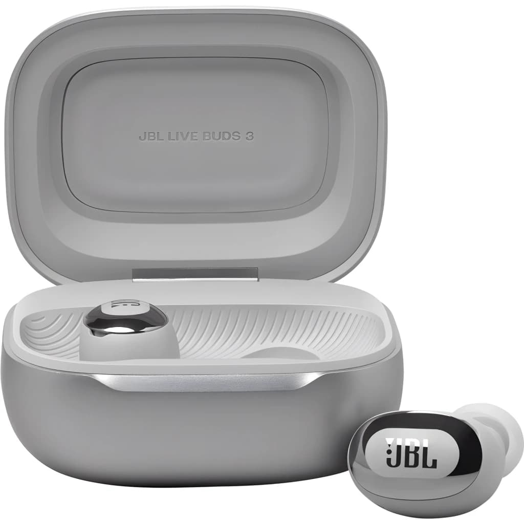 JBL Live Buds 3 Plata, vista frontal: estuche abierto con auriculares dentro y uno fuera mostrando logo JBL