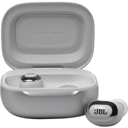 JBL Live Buds 3 Plata, vista frontal: estuche abierto con auriculares dentro y uno fuera mostrando logo JBL