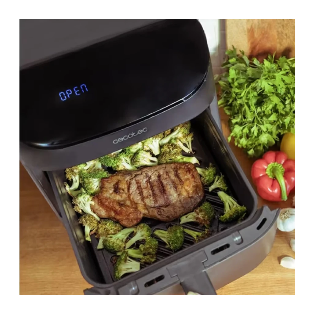 Cecotec Cecofry FoodCourt 11000 Connected Noir, vue dessus ouverte: panier avec steak et brocoli grillés, écran LED affiche