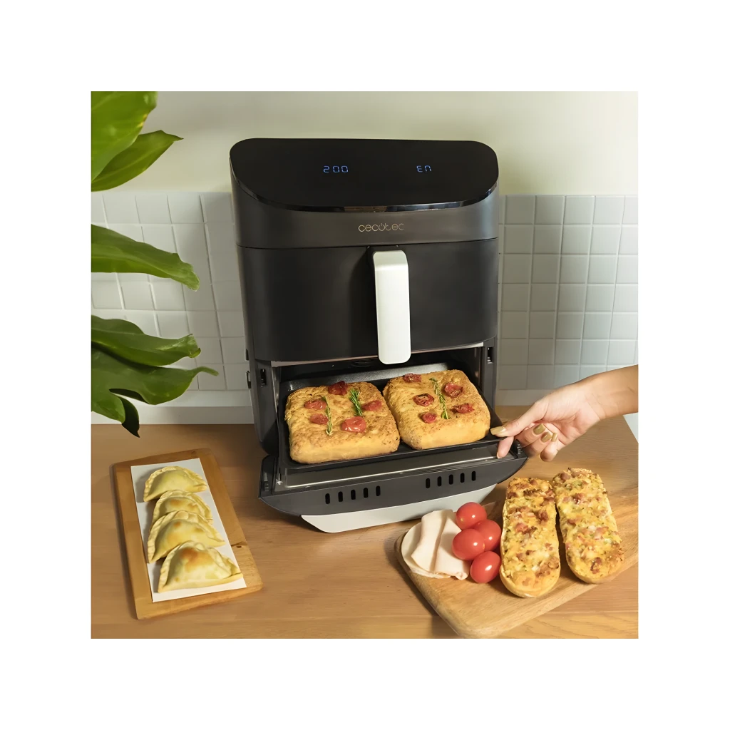 Cecotec Cecofry FoodCourt 11000 Connected Noir, vue avant en cuisine: tiroir inférieur ouvert avec focaccias, écran LED