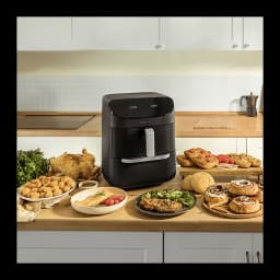 Cecotec Cecofry FoodCourt 11000 Connected negro, vista en cocina: freidora rodeada de platos variados sobre encimera de