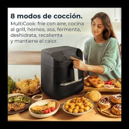 Cecotec Cecofry FoodCourt 11000 Connected Negro, lifestyle: mujer usando la freidora rodeada de platos variados en cocina