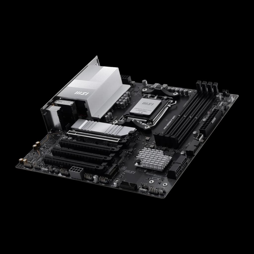 MSI Pro B850M-P WiFi noir, vue angle latéral: dissipateur VRM, slots M.2 et connecteurs SATA visibles