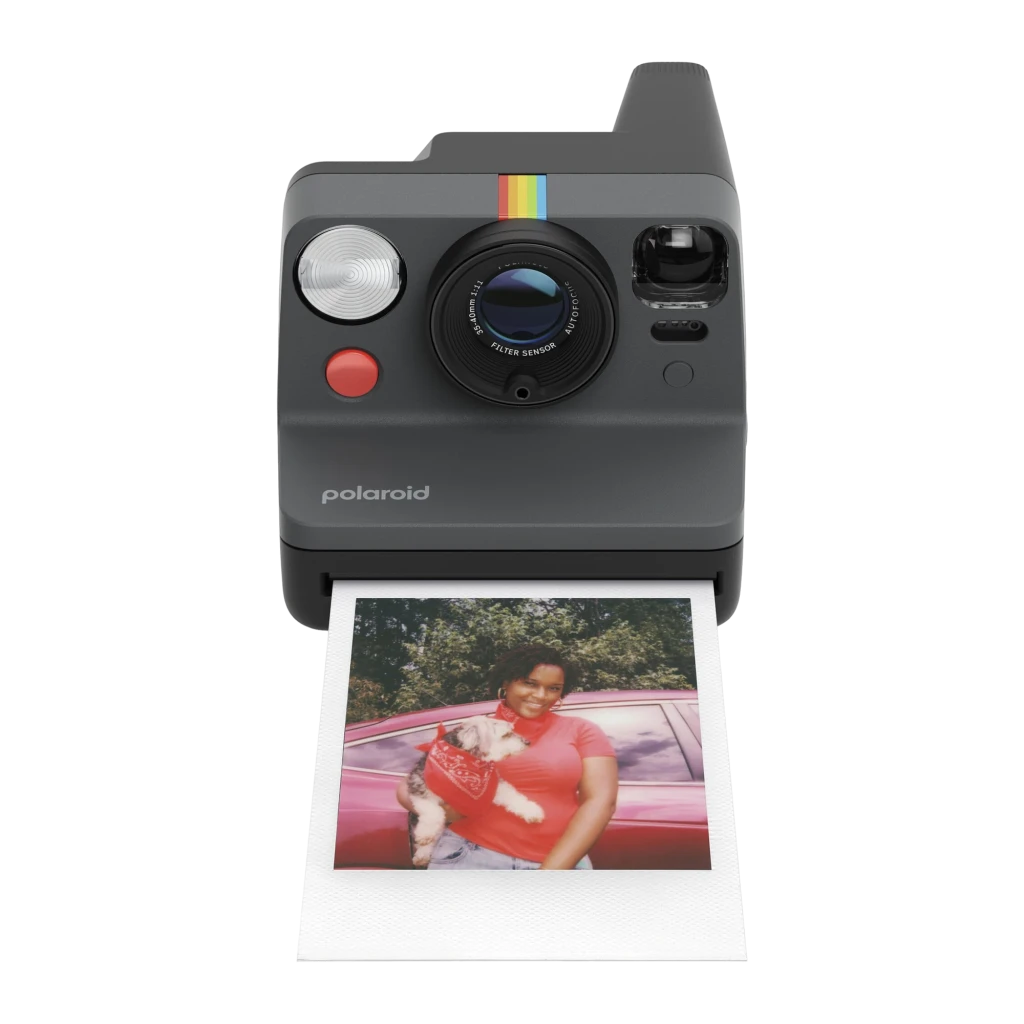 Polaroid Now Generation 3 negro, vista frontal: objetivo autofocus, flash circular, botón rojo y franja arcoíris - Ítem3